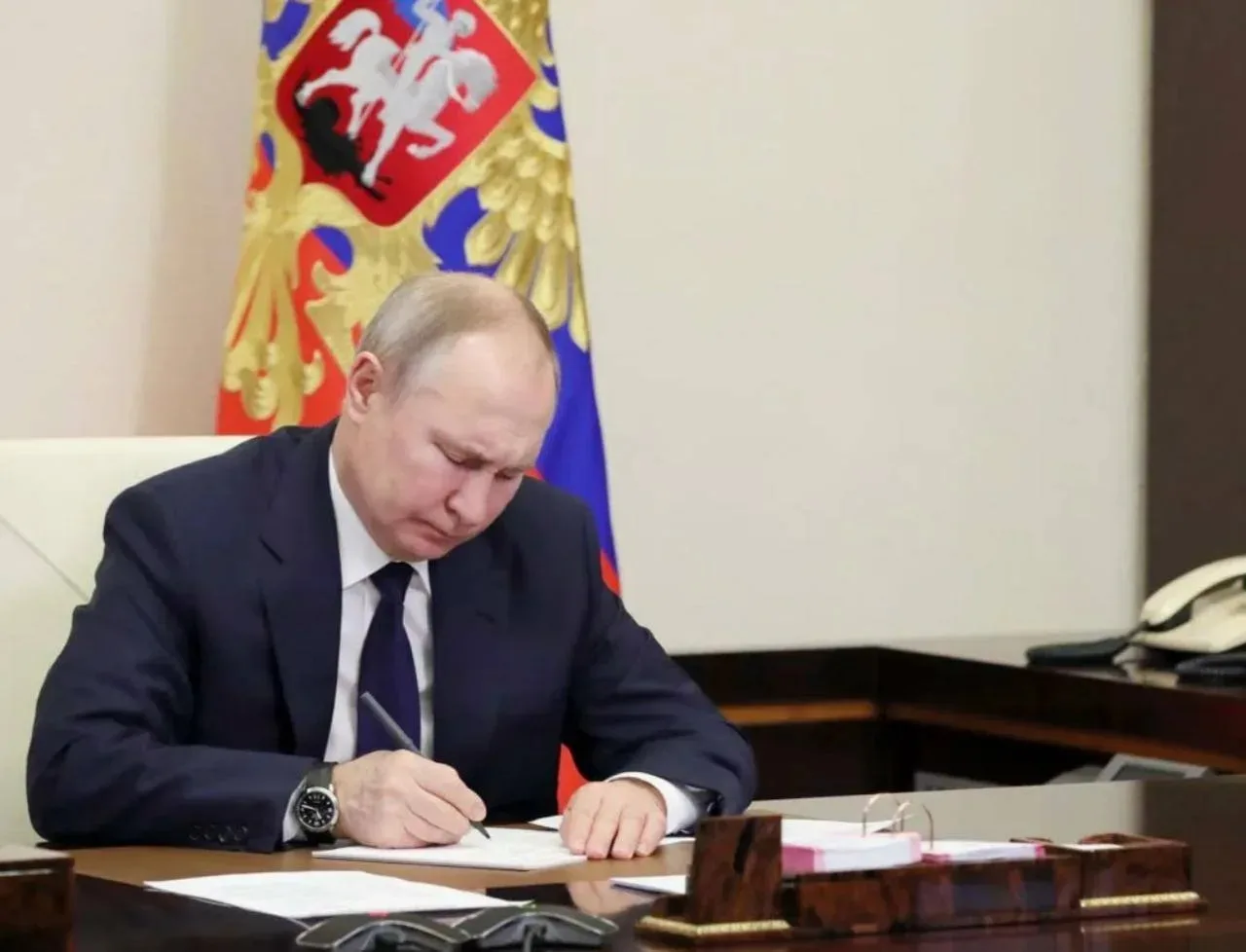 ✅ Владимир Путин подписал закон об аресте имущества уехавших россиян, которые совершили администрати