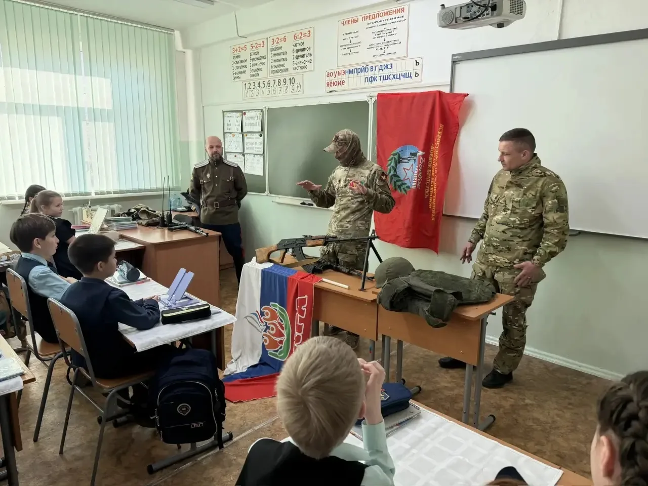 🎖️В день годовщины начала специальной военной операции к ребятам 4 «Д» класса пришли настоящие герои