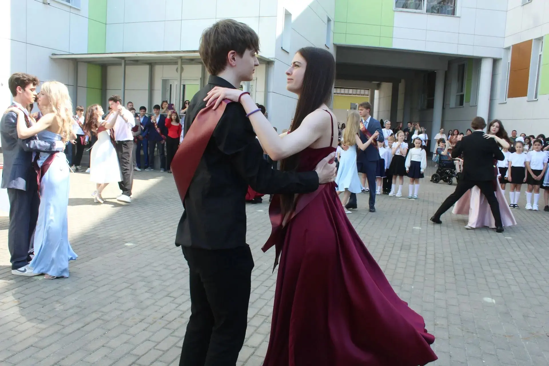 В нашей школе прошёл Последний звонок  💃Торжественная линейка состоялась во дворе школы. Первоклассн