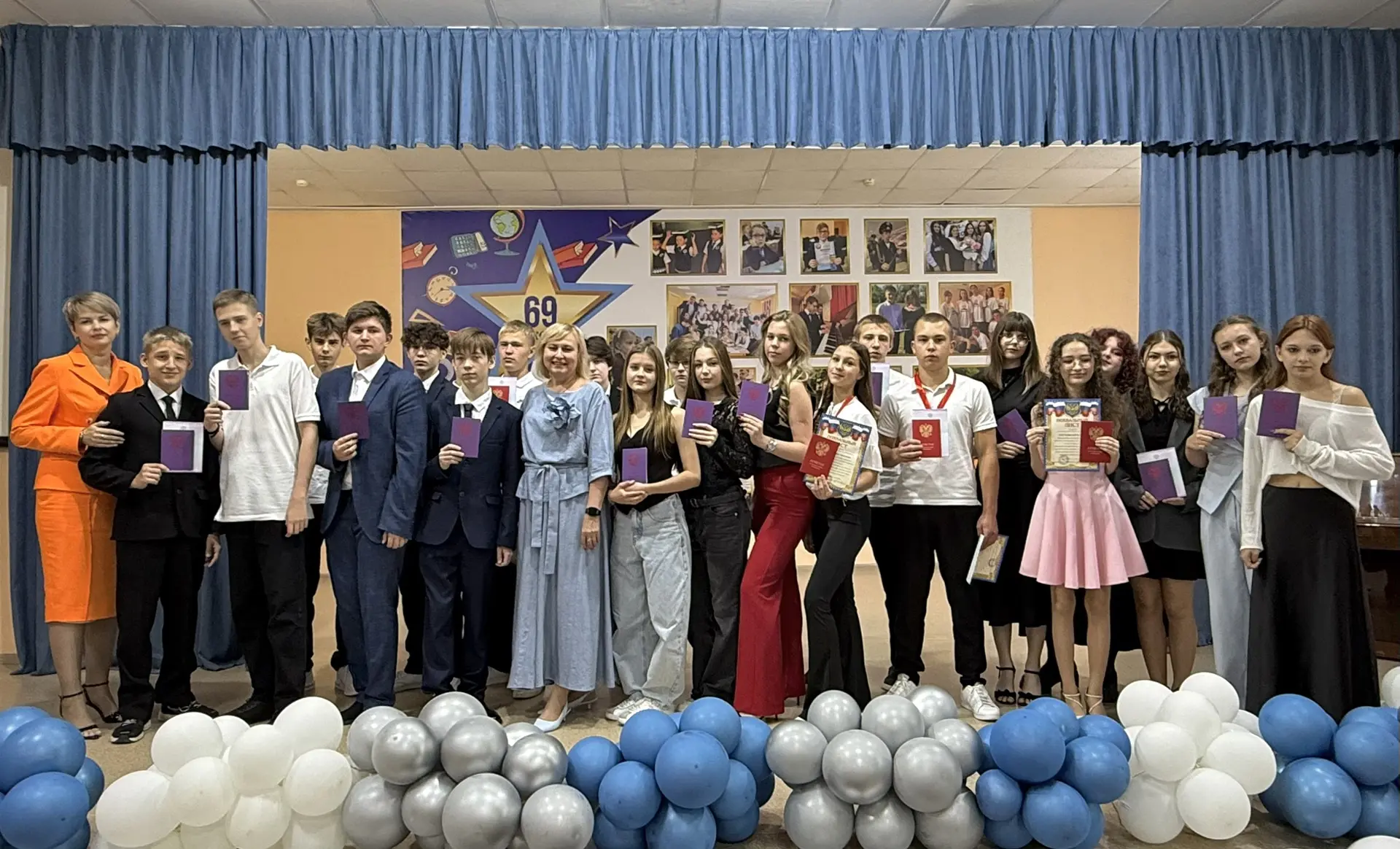 🎉Вот и выпускники 9 «А» класса получили свои аттестаты! 

Желаем выпускникам не останавливаться на 