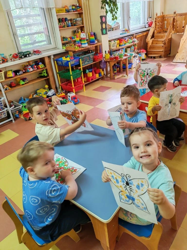 Сегодня в группе "Колобок" прошло увлекательное занятие по рисованию в технике монотипии-создания из