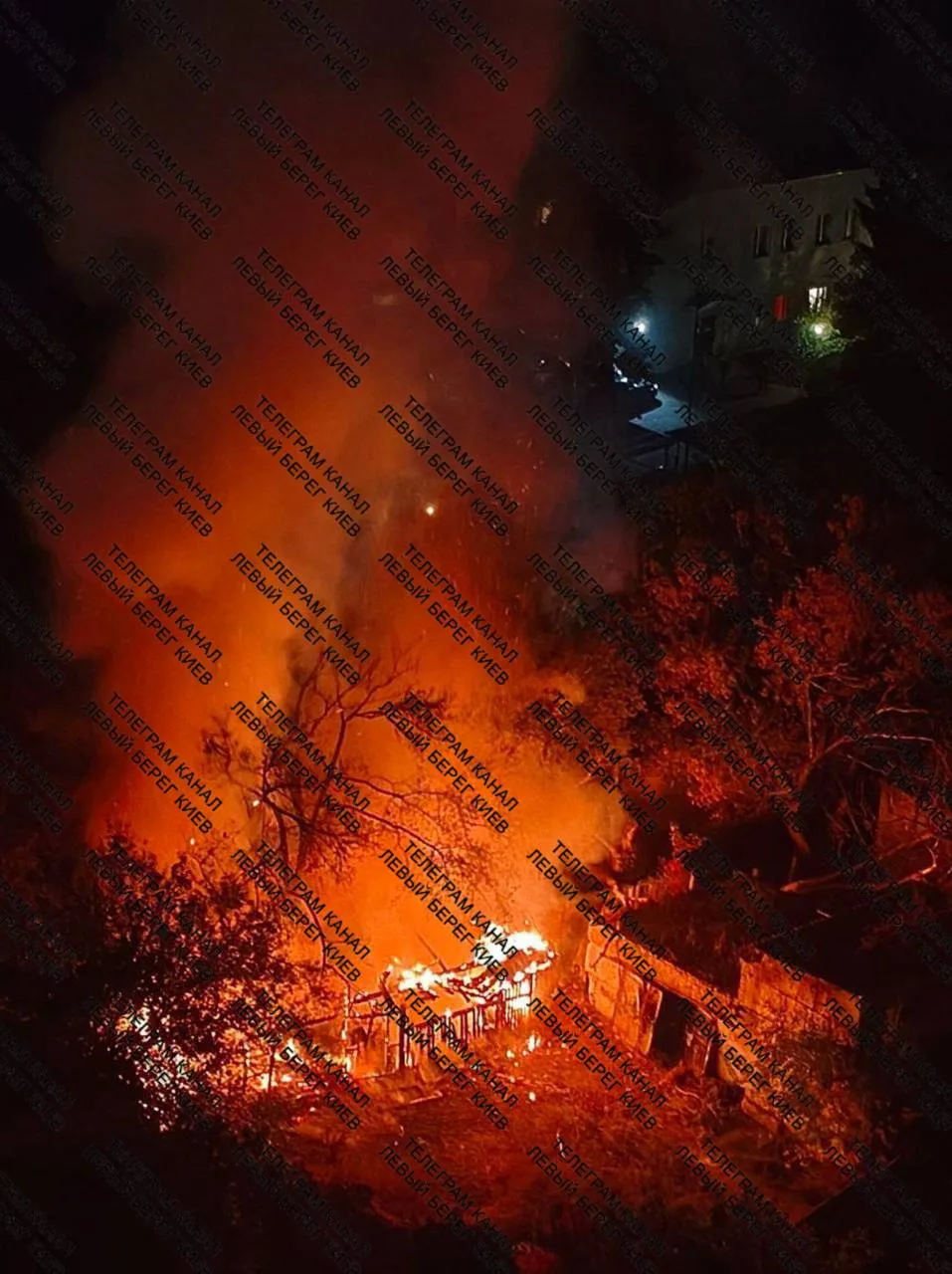 Фото пожара на левом берегу Киева после падения обломков сбитого "Шахеда" из местных па...