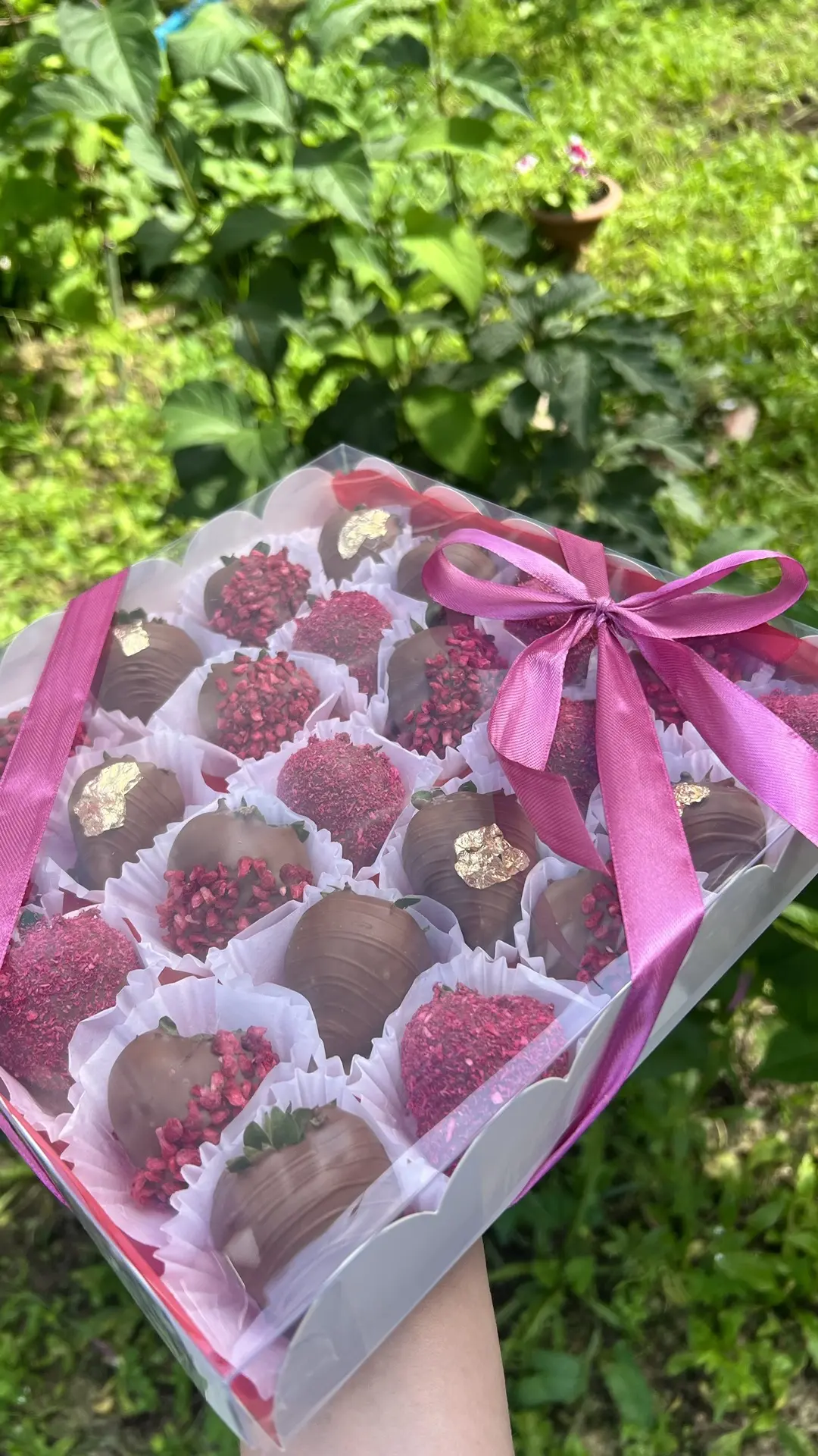 Абсолютно любой подарок мы можем дополнить цветами, шарами, игрушками!