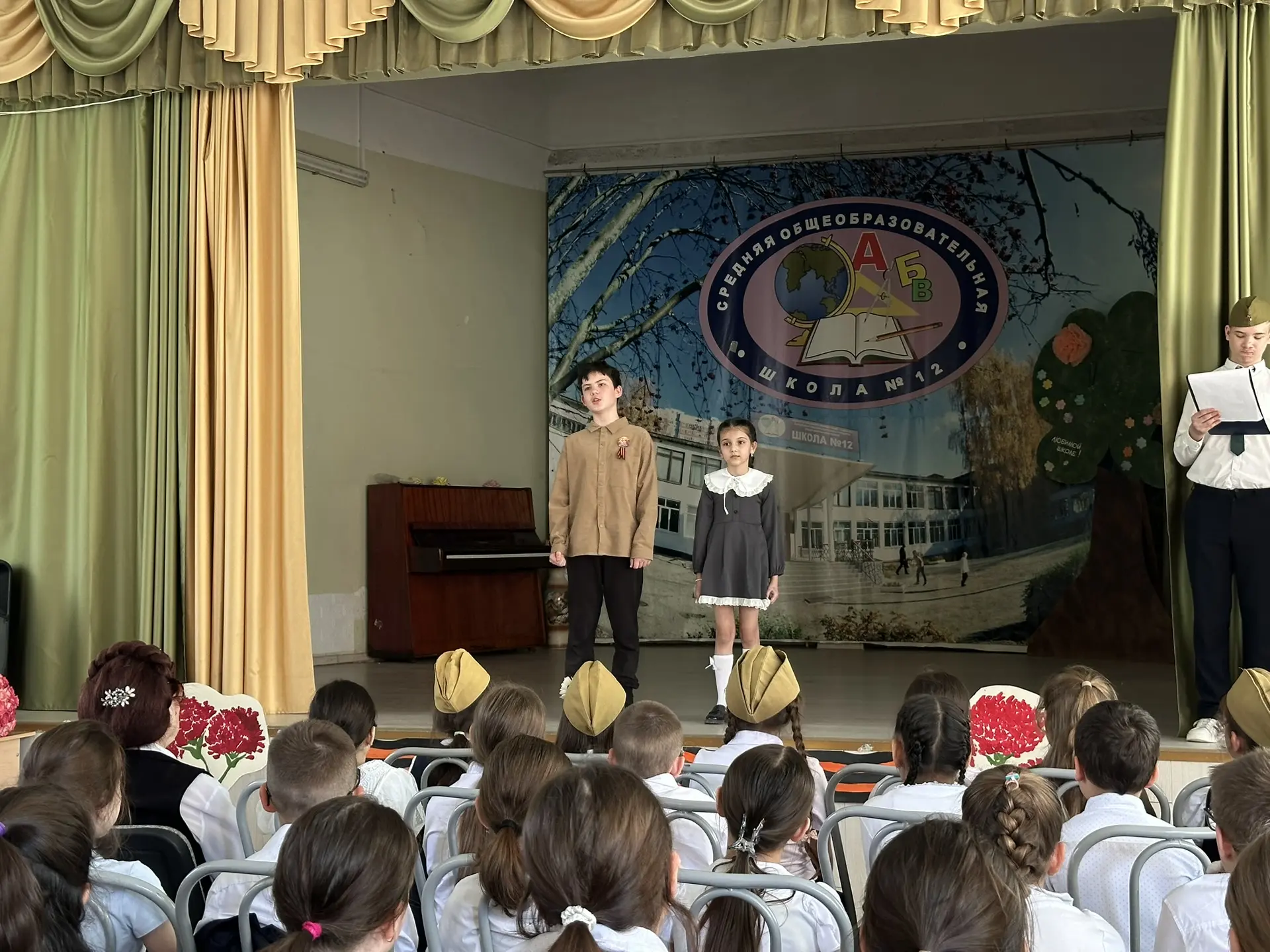 🎭 Связь поколений: школьный театр поздравил ветеранов и учеников с наступающим Днём Победы.  В предд