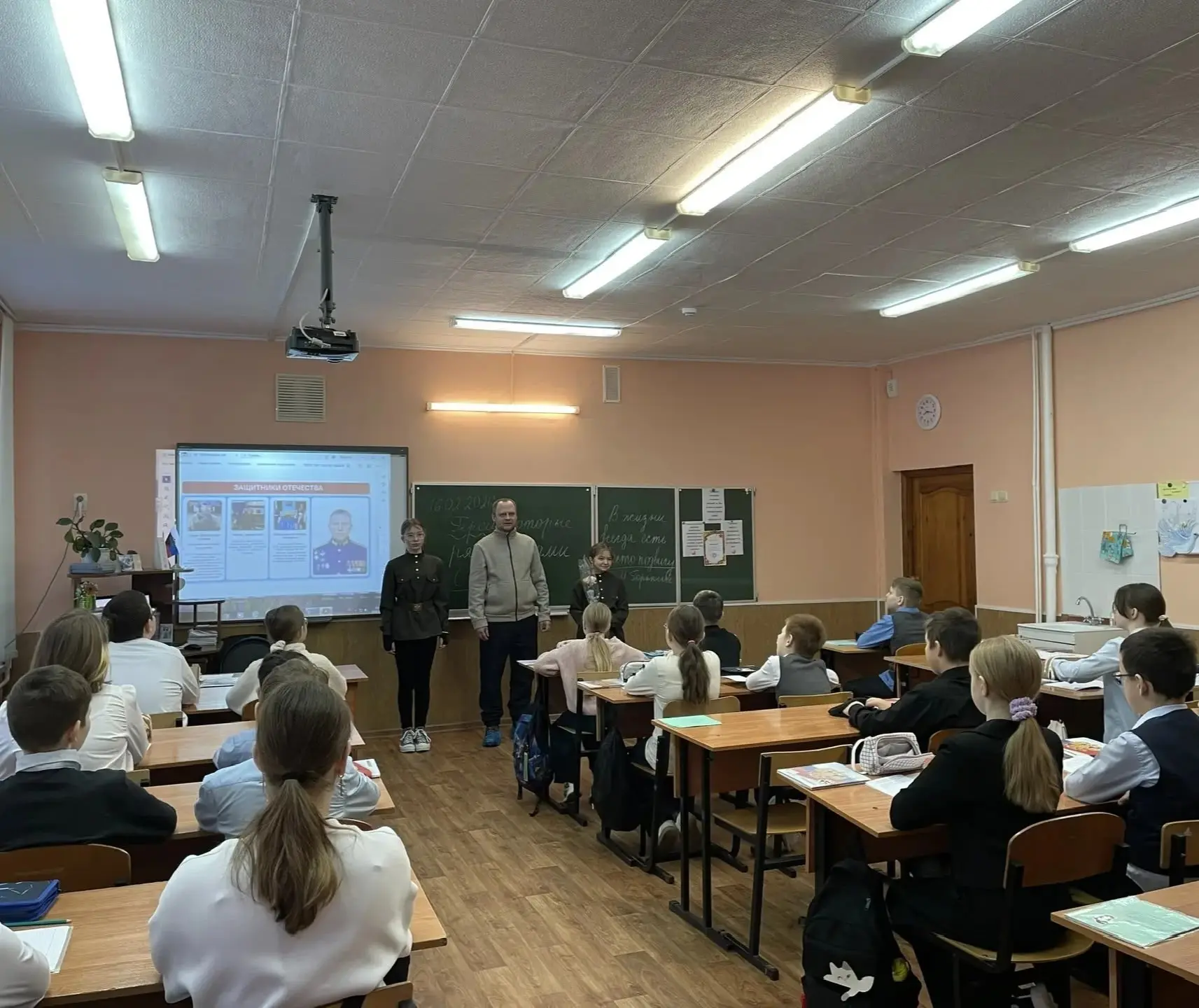 🇷🇺🎖ДИАЛОГ С ГЕРОЯМИ🎖🇷🇺  Сегодня, 16 февраля, в преддверии Дня защитника Отечества, учащиеся нашей шк