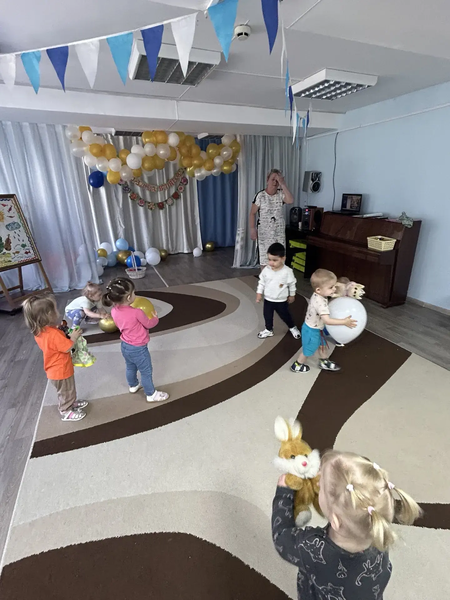 ✨ Маленькие звёздочки зажигаются! ✨

Наши самые младшие воспитанники начали посещать музыкальные зан
