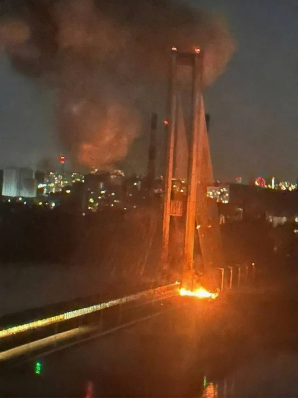 🛩💥ВС РФ повторно нанесли удар по Южному мосту в Киеве.
