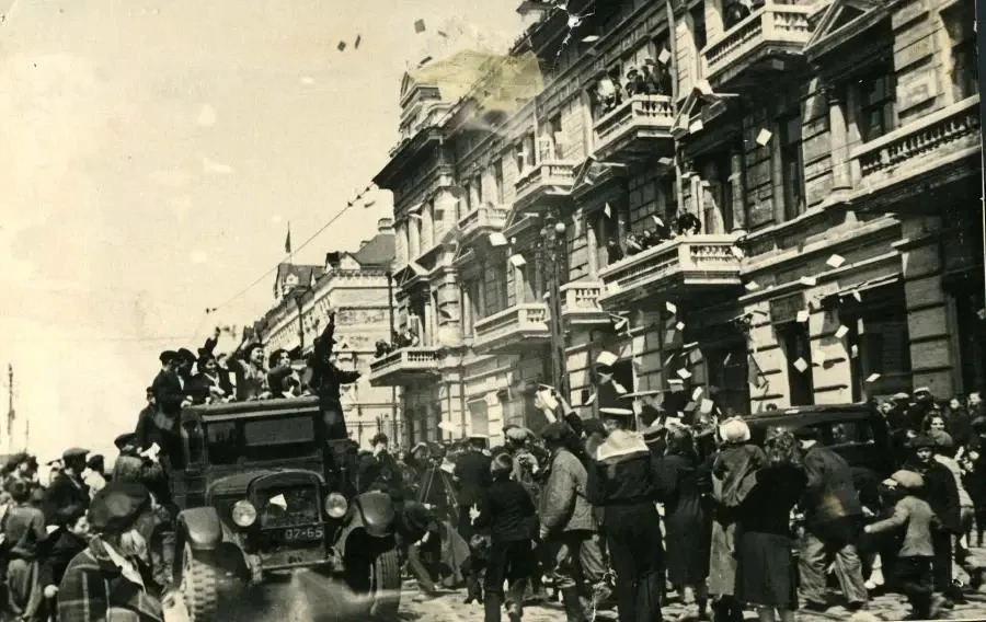 С Днём Победы!  Как отмечали этот день 1945-го во Владивостоке.  «Владивосток ликует. Залитые ослепи