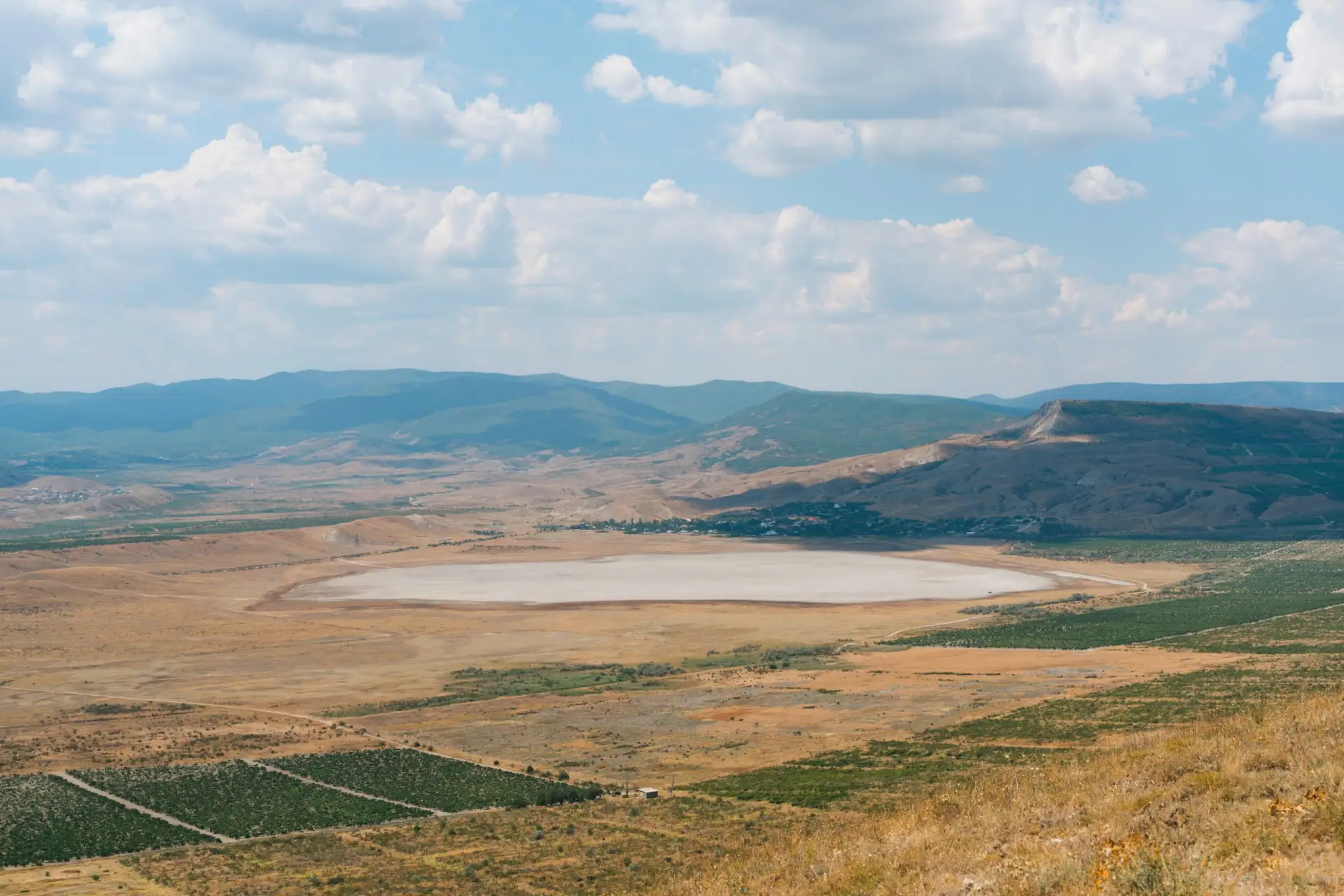 🏞 Высохшее озеро Бараколь близ Коктебеля. За ним справа - гора Коклюк, на которой находится смотров