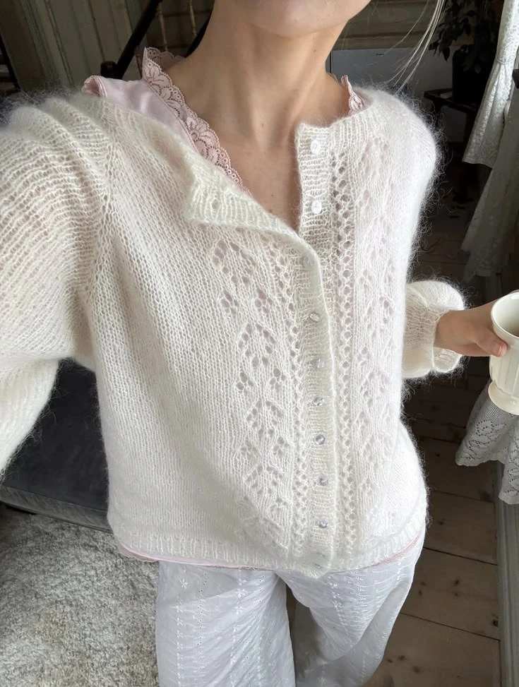 Мы бесконечно влюблены в изделия из воздушной мохеровой ниточки 😍✨

Не можем перестать вдохновлятьс