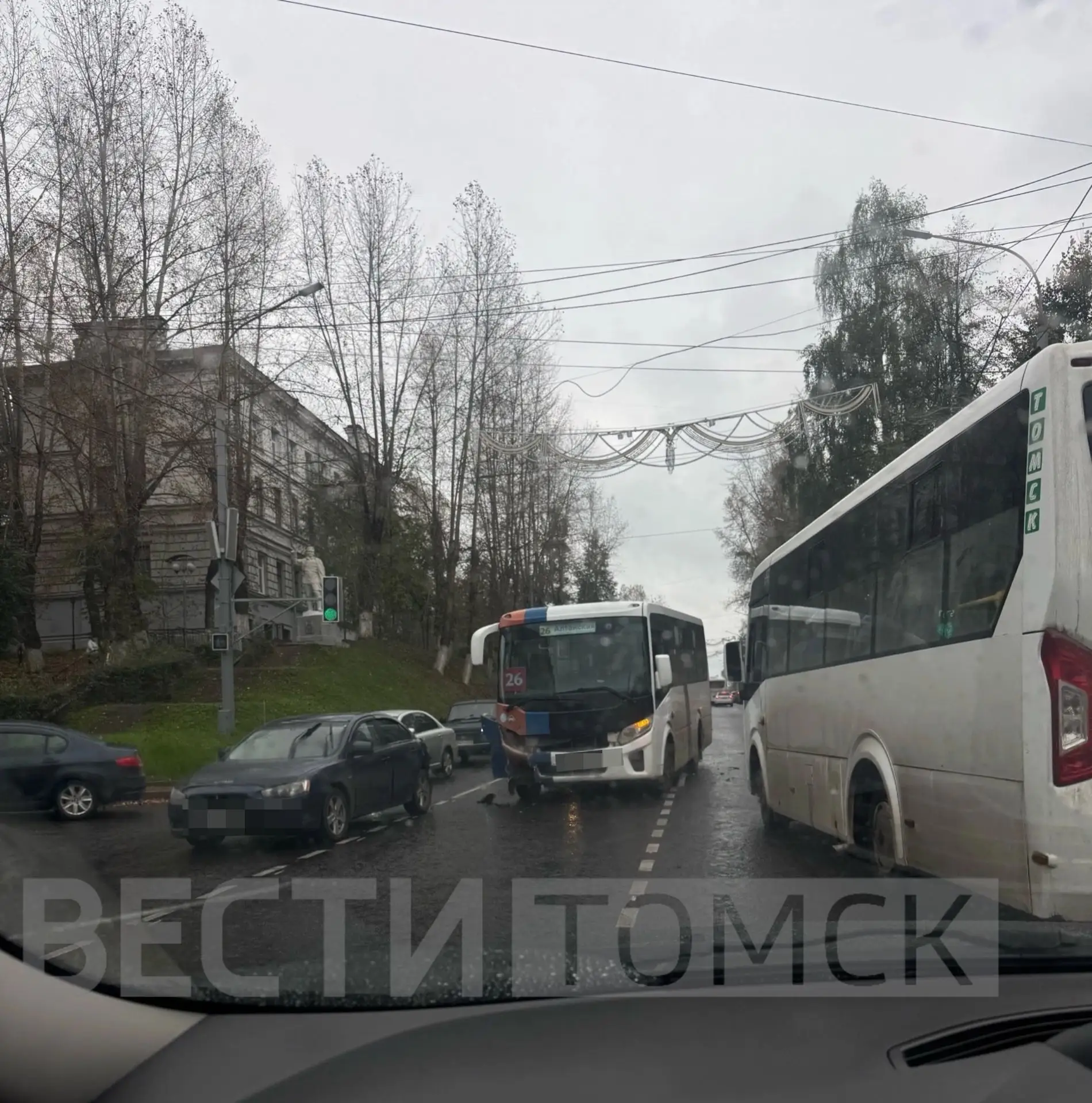 Маршрутка и легковушка столкнулись на Ленина: центр Томска стоит в пробке