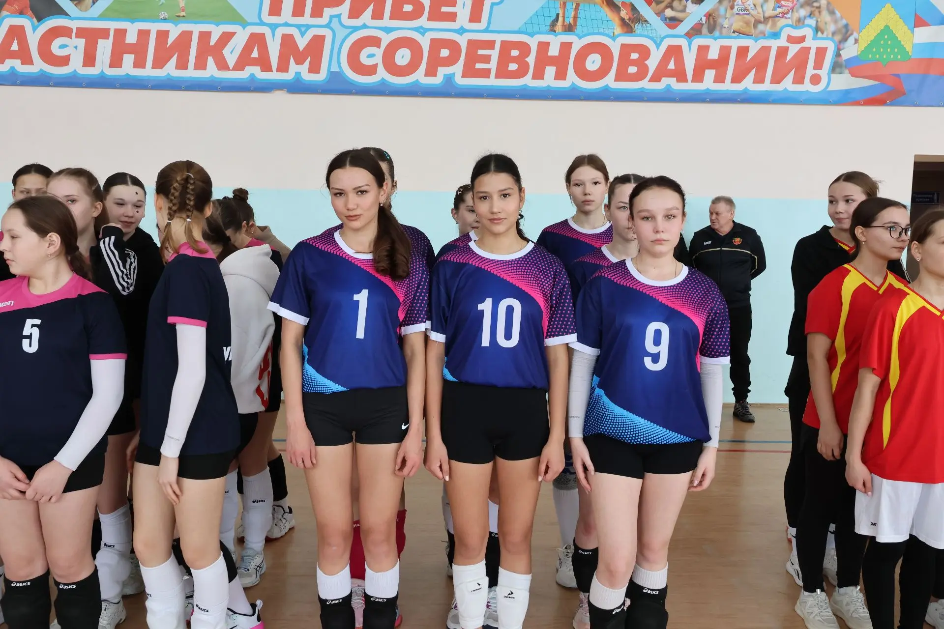 Сегодня в физкультурно-спортивном комплексе «Кетне» проходит открытый турнир по волейбо...