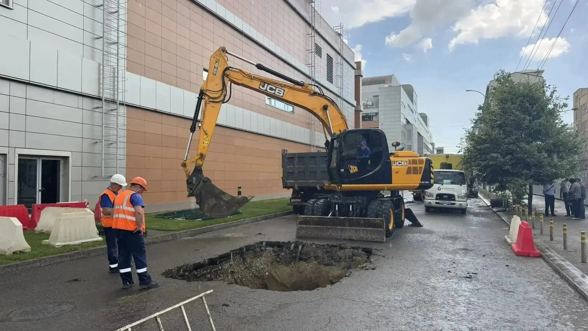 🚰 Росводоканал Краснодар отремонтирует коллектор на ул. Володи Головатого

📍 На ул. Володи Головат