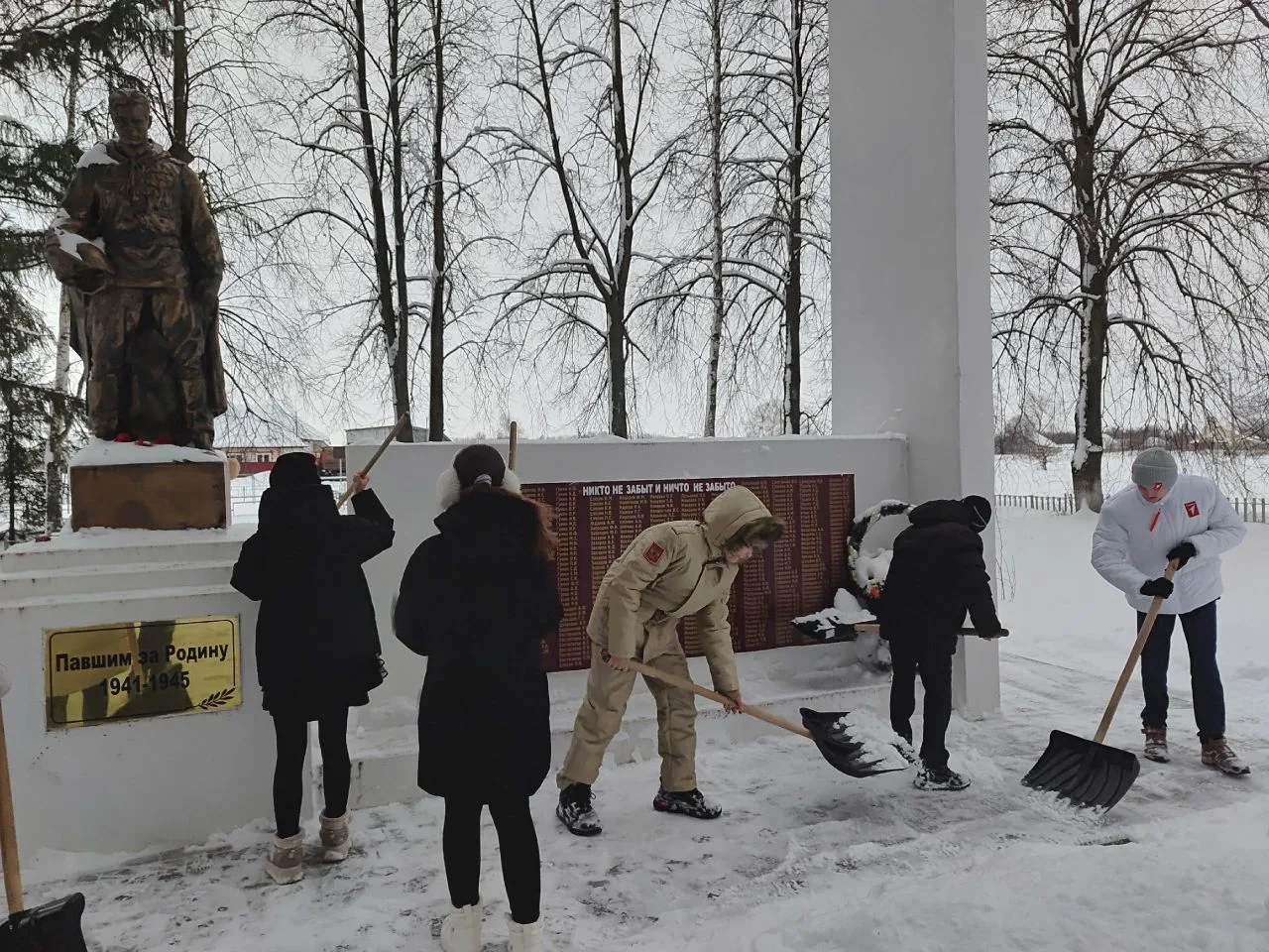 Зима в полном разгаре. И почти ежедневно идет снег. Именно поэтом активисты первичного ...