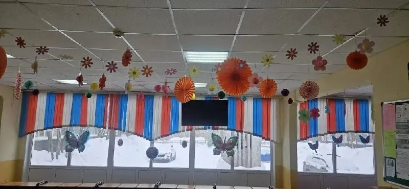 Первый корпус встречает весну! 🕊️  Всего несколько дней до 8 Марта, а наша гимназия уже превратилась