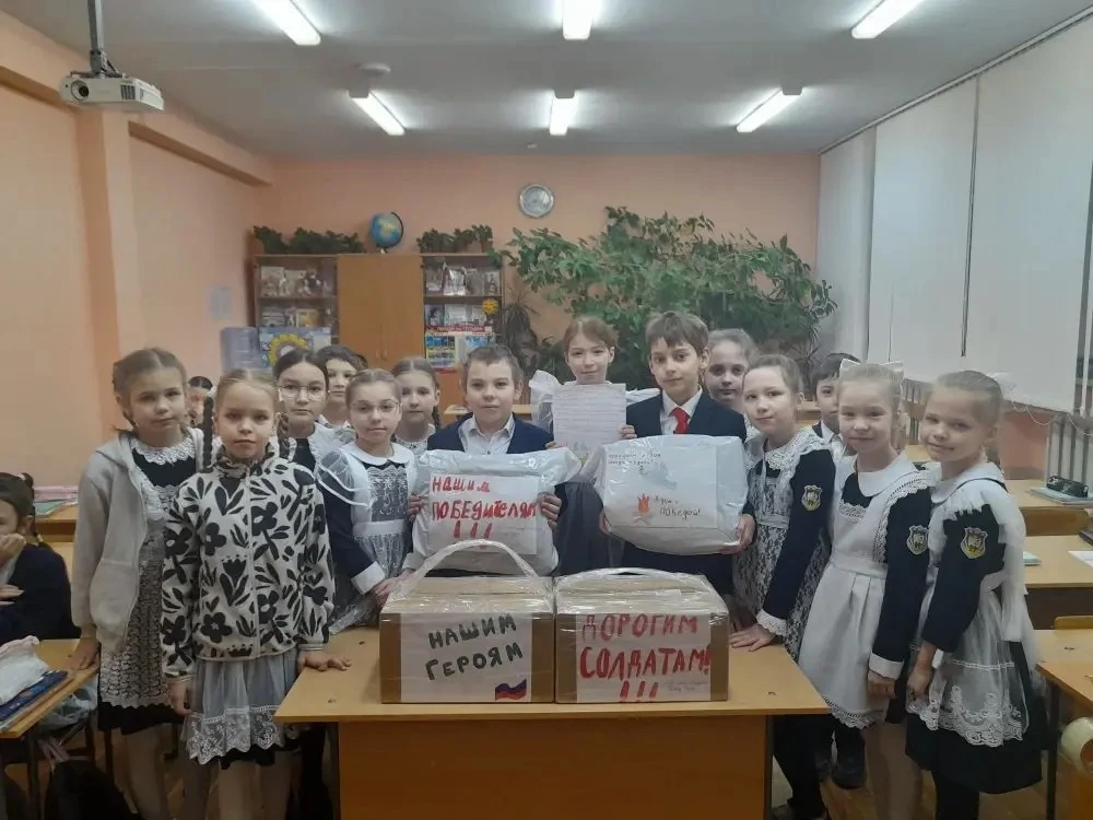 В рамках акции «Добрые дела к Победе» ученики и родители 3В класса с любовью и заботой собрали посыл