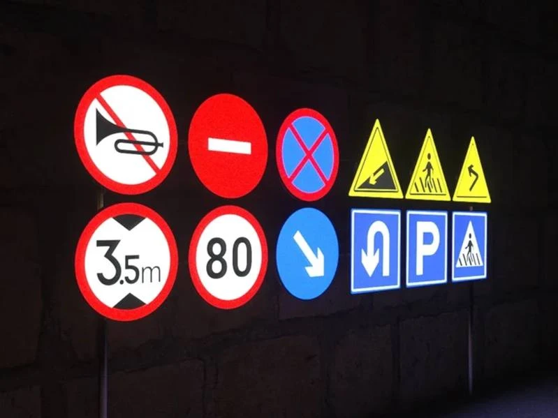 🛣️ Подсветка появилась на десятках дорожных знаков в центре Москвы