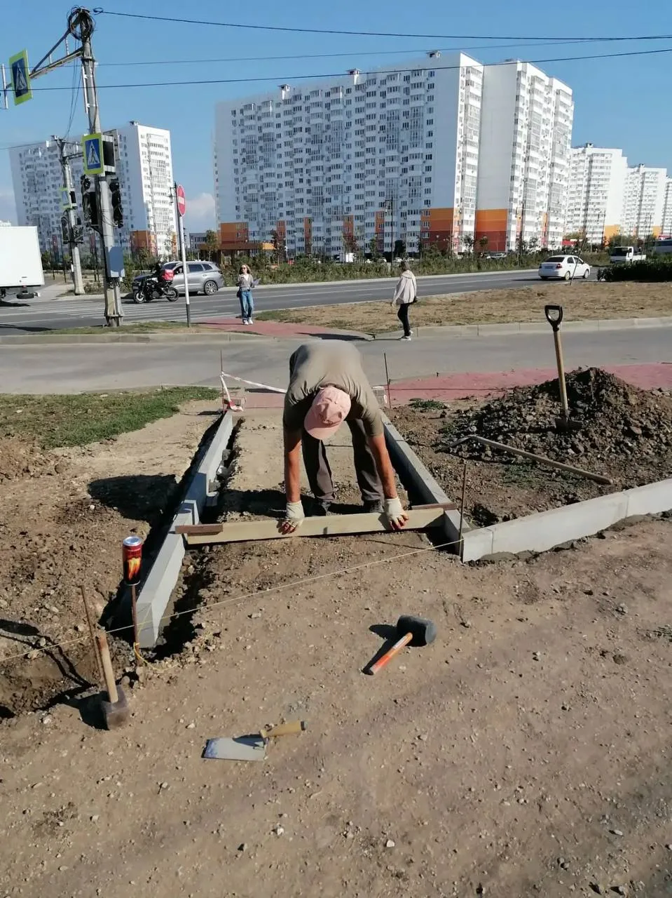 На улице Ленина продолжаются работы по обустройству пешеходной зоны.