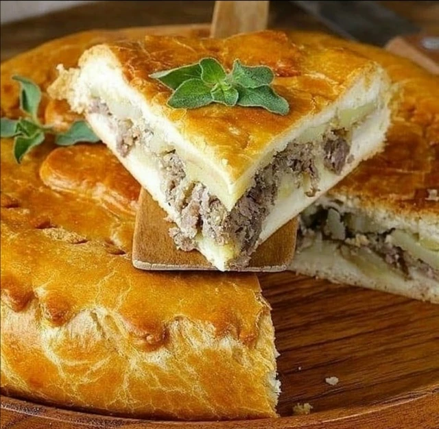 Пирог с мясом и картошкой. ⠀ Ингредиенты: Для тecта: -2 яйца; -250 мл кефир -1 чайная ложка соли; -0