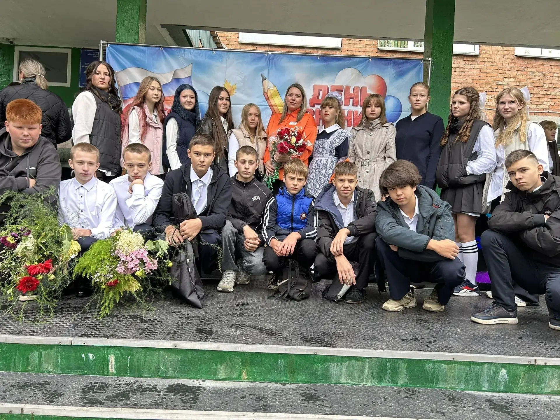 Сегодня в нашем районе за школьные парты сели 127 первоклашек. 179 девятиклассников и 4...