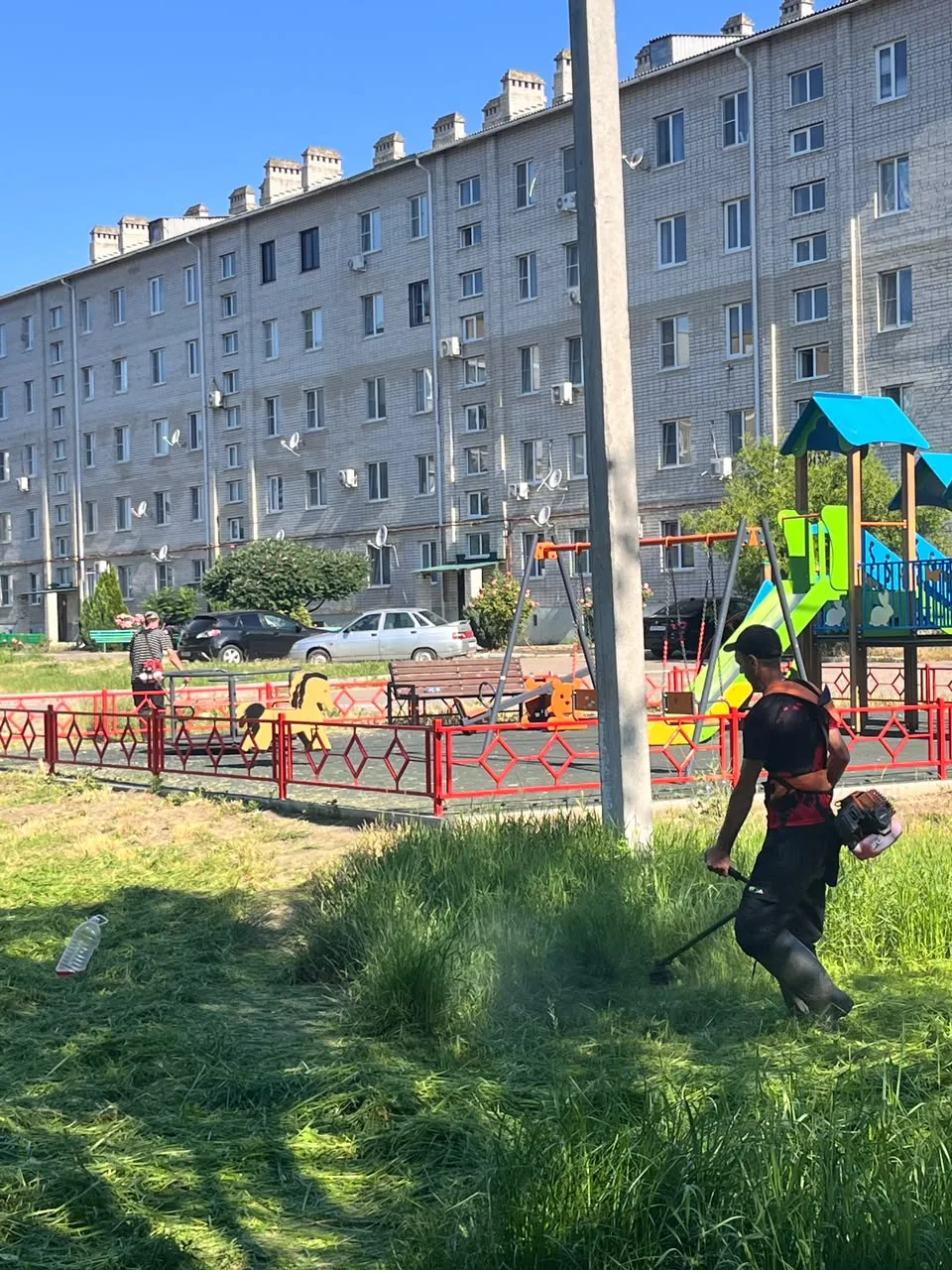✅ Проводим работы по покосу сорной растительности.

Провели покос травы на придомовых территориях и 