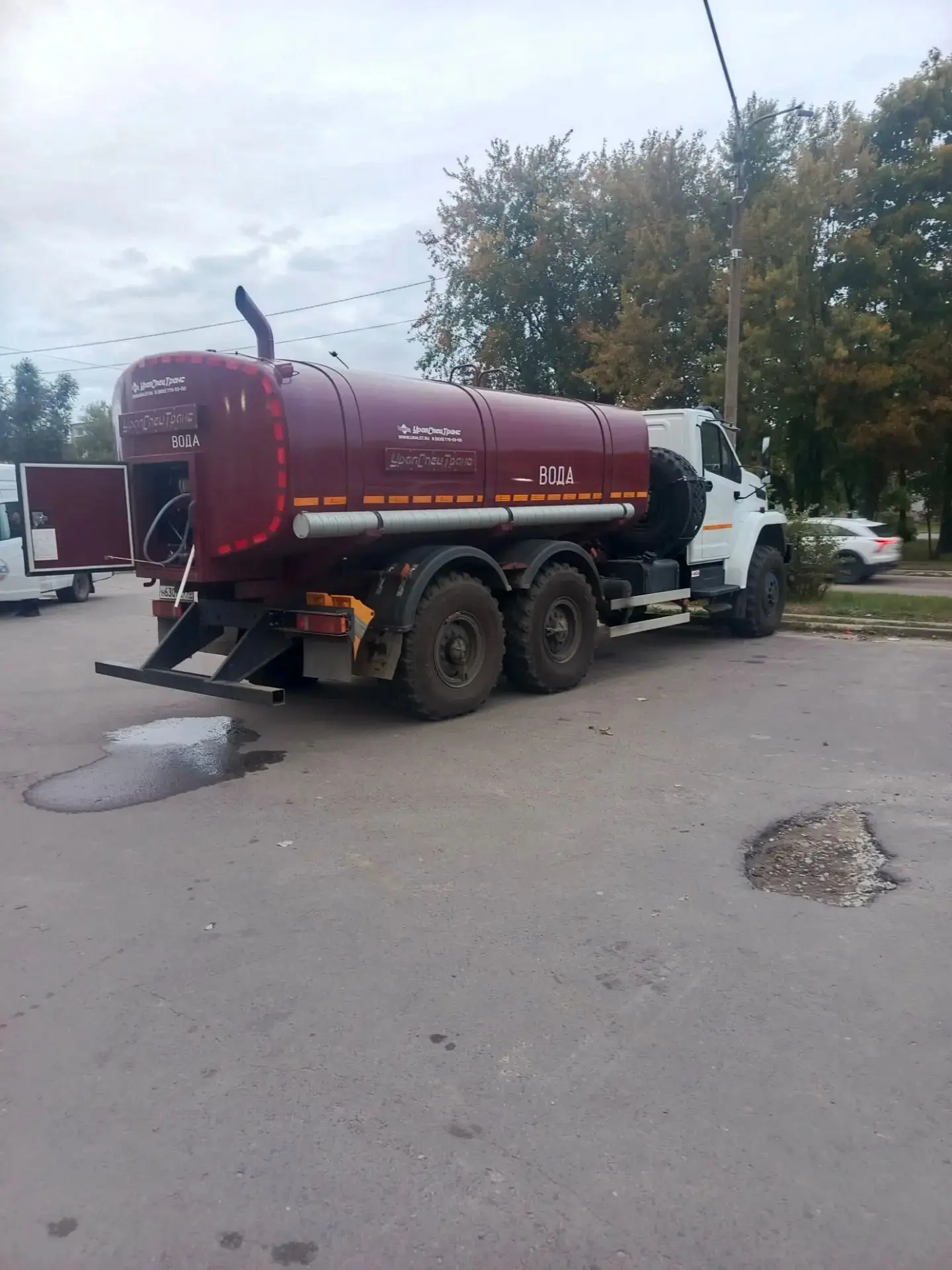 Машина с питьевой водой также установлена у магазина "Верный" (ул. Юбилейная, д. 15а).