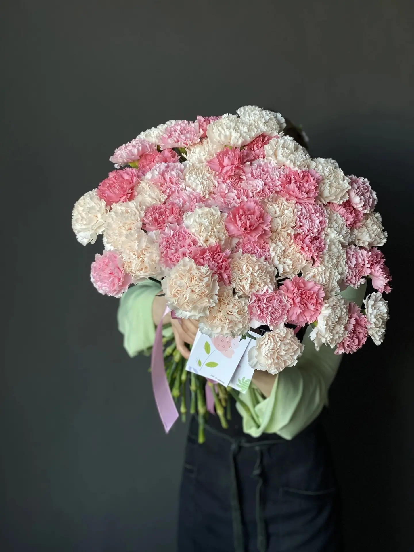 На этой неделе собирали два больших букета 💐

Один — такой летний, нежный и воздушный букет из 51 д