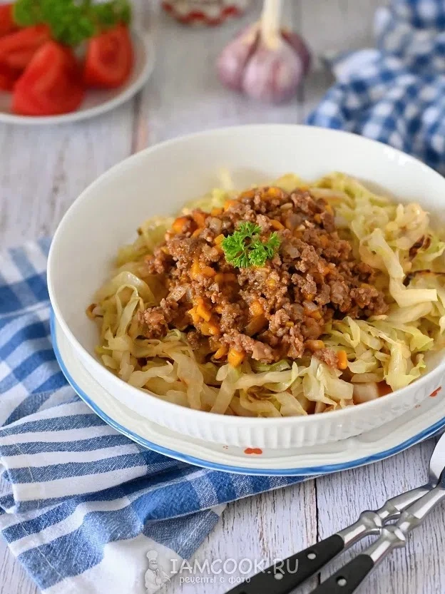 Сытное блюдо из капусты и фарша (не бигус).

Разогреваем масло в сковороде, обжариваем мелко нарезан