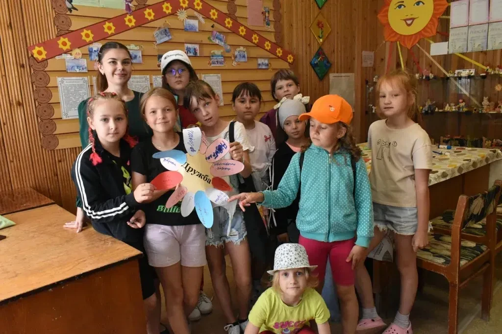 Мастер-класс «Цветок дружбы», приуроченный к Году единства народов России.
В детском секторе Дома ку