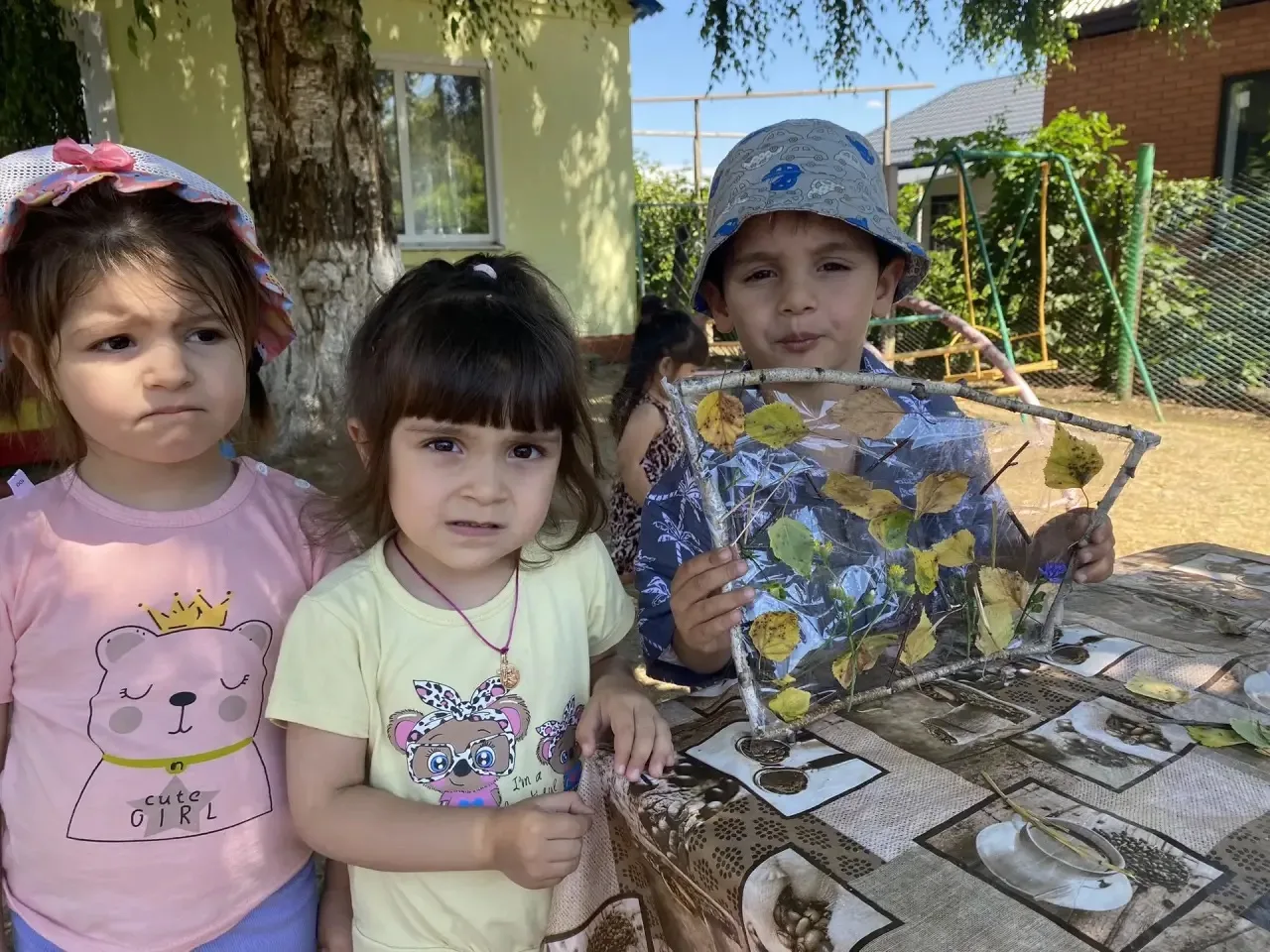 🌼Скотч-Арт
Картины на скотче с живыми цветами: волшебство природы в детском творчестве. 
Сегодня на