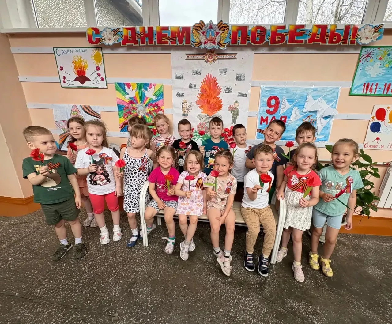 «Лепестки памяти»: в преддверии 9 мая воспитанники средней группы «Зарянка» изготовили ...