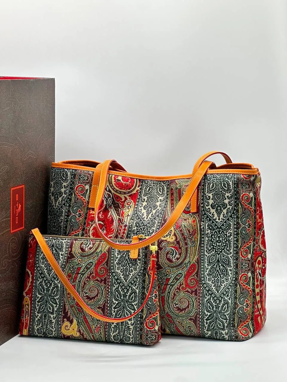 Etro
-канва /кожа
-размер 38/38/29
комплектация пыльник и коробка 
-цена 7500₽