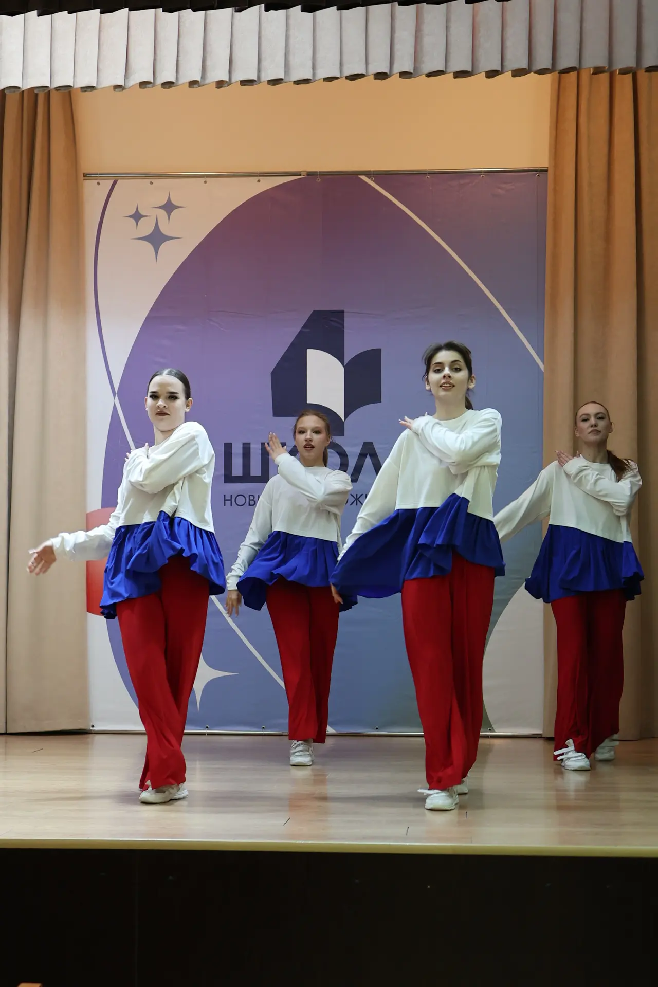 🎓Вечер встречи выпускников в нашей школе   В стенах нашей школы вновь собрались те, кто много лет на