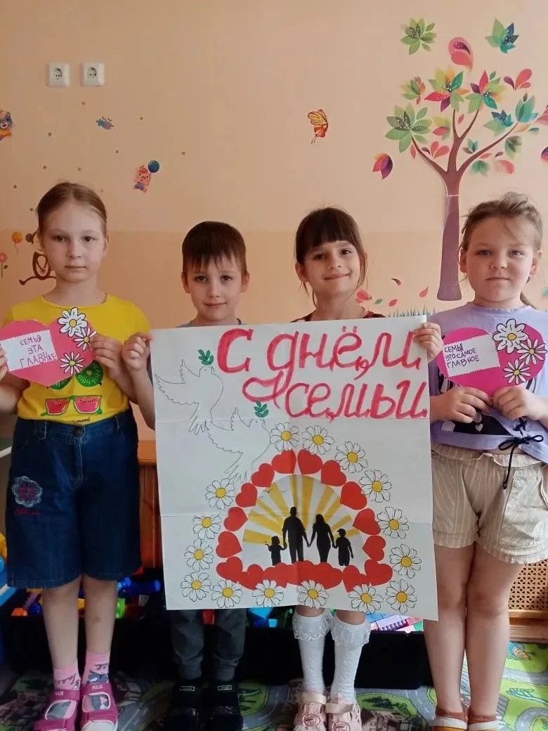 👨‍👩‍👧‍👦 В подготовительных группах прошла творческая неделя, посвящённая Международному дню семь