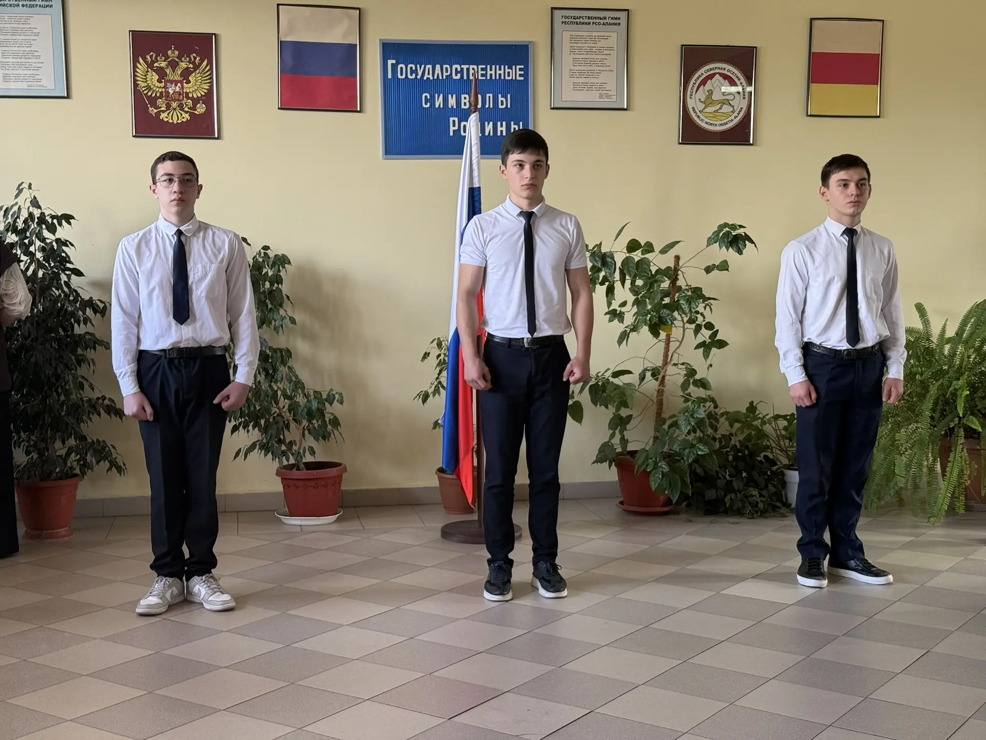 Утро понедельника, 18 мая, в лицее традиционно началось с торжественной линейки, выноса...