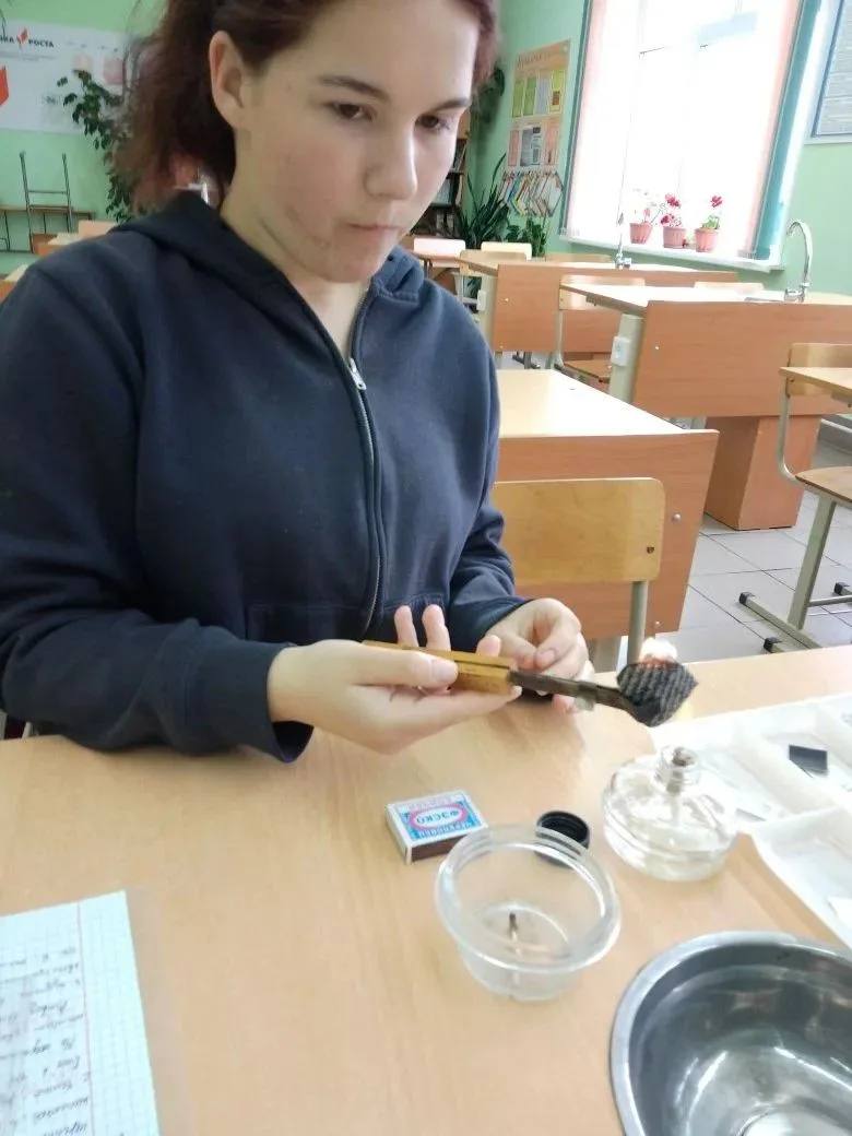Сегодня на уроке химии в 10 классе учащиеся исследовали семь образцов изделий из пластм...