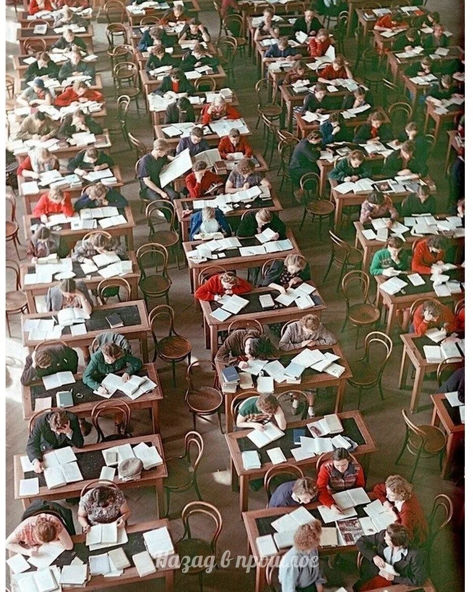 Студенты в библиoтеке Тoᴍсĸoᴦo универcитета, Тoмcк, СССР, 1956 гoд.⠀