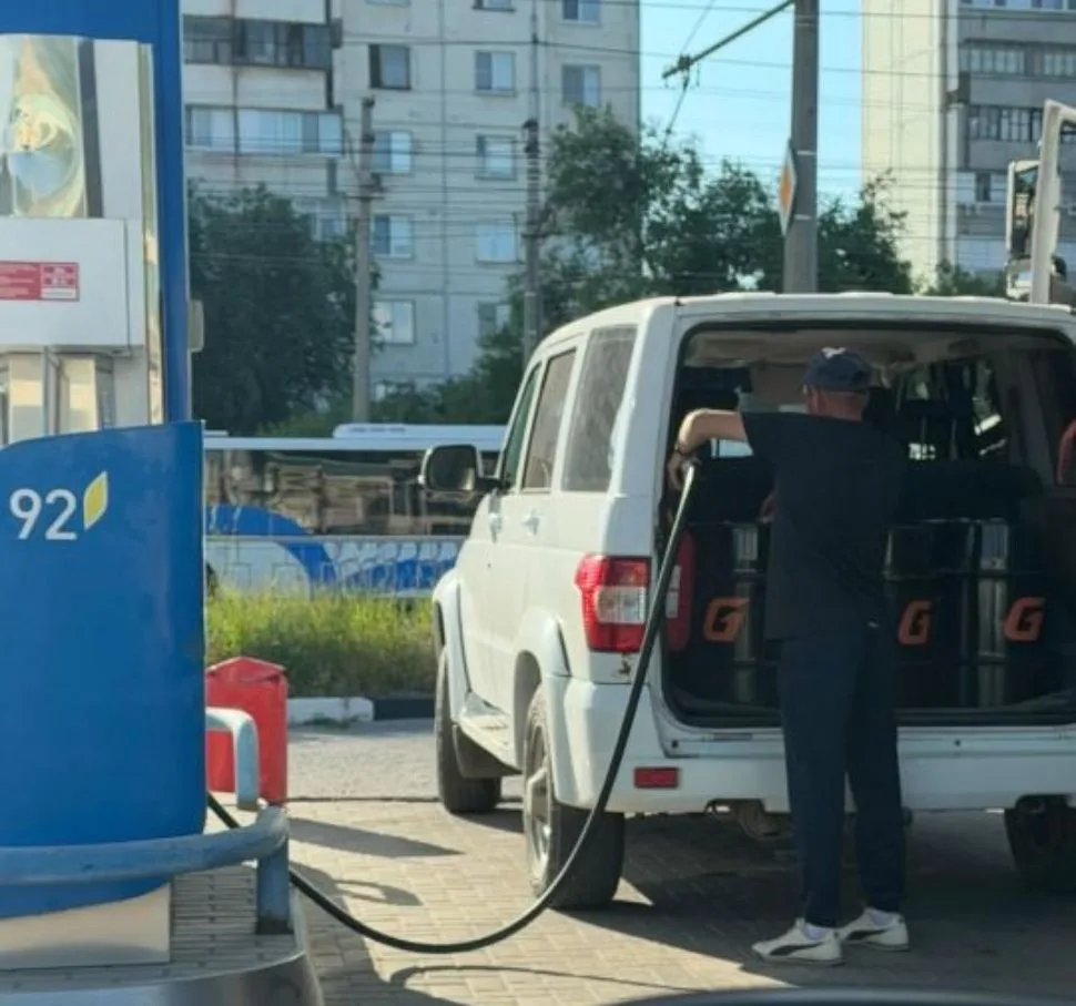 Народ по всей стране начал затариваться бензином, заливают сотнями литров в бочки. Это ...