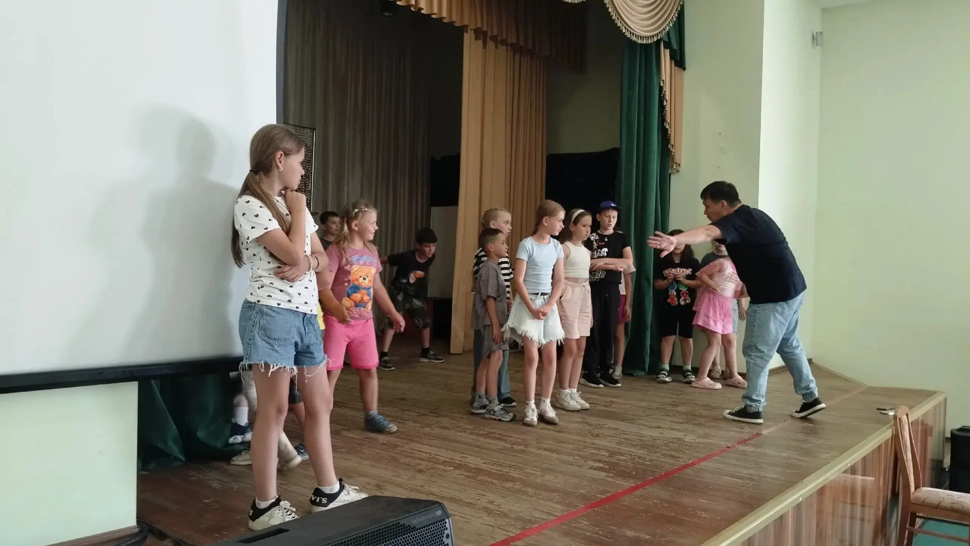 🎭Погружаемся в закулисье!

😉Мы приоткрыли завесу тайны! 🤩Наша интерактивная программа «За кулисам