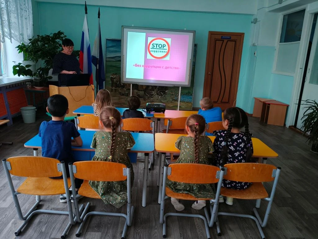 В детском саду прошла беседа «Без коррупции с детства». В ходе беседы воспитатель расск...