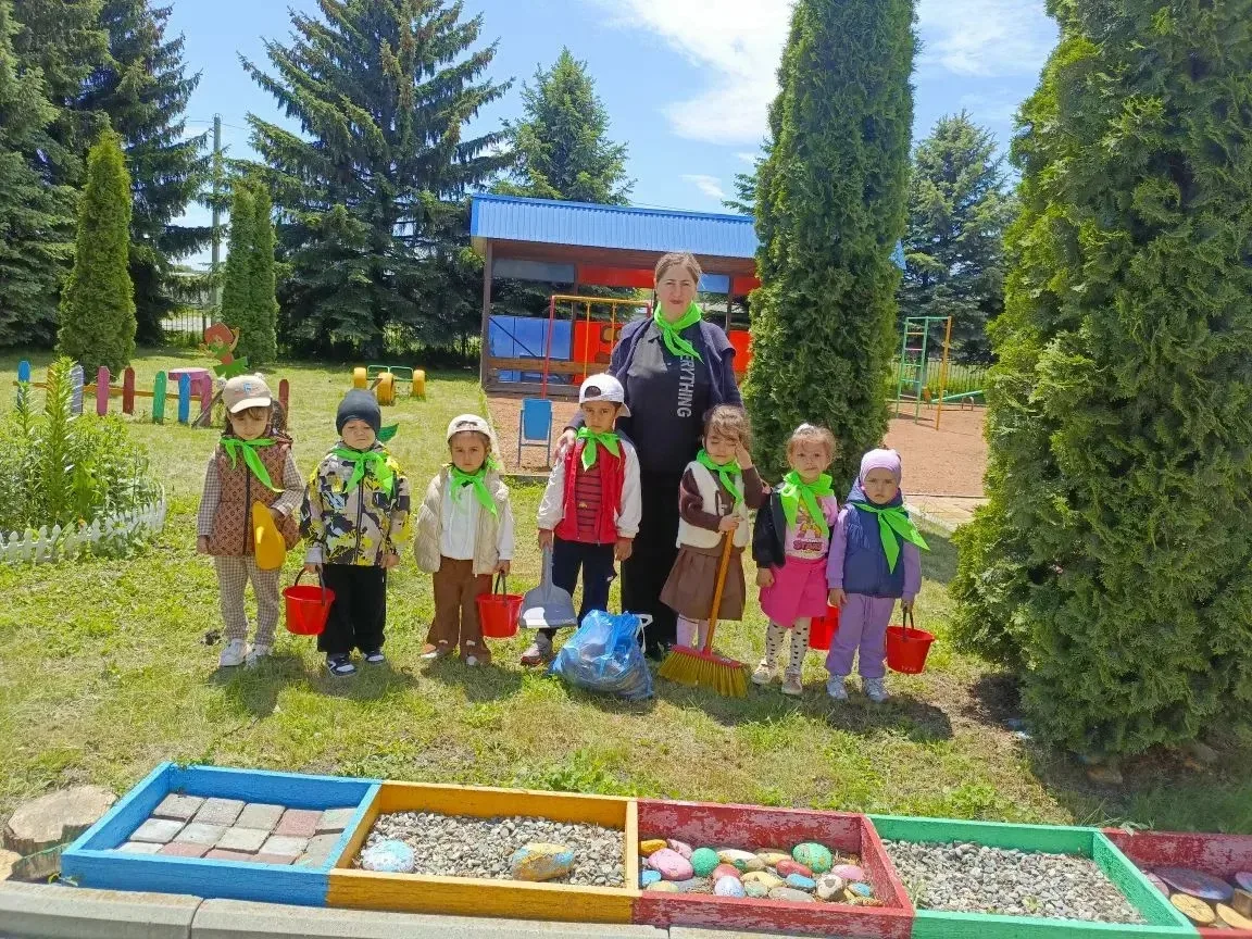 Сегодня наши "Юнные экологи 🌱💧 приводили участок в порядок: собрали мусор и полили цветы. Маленька