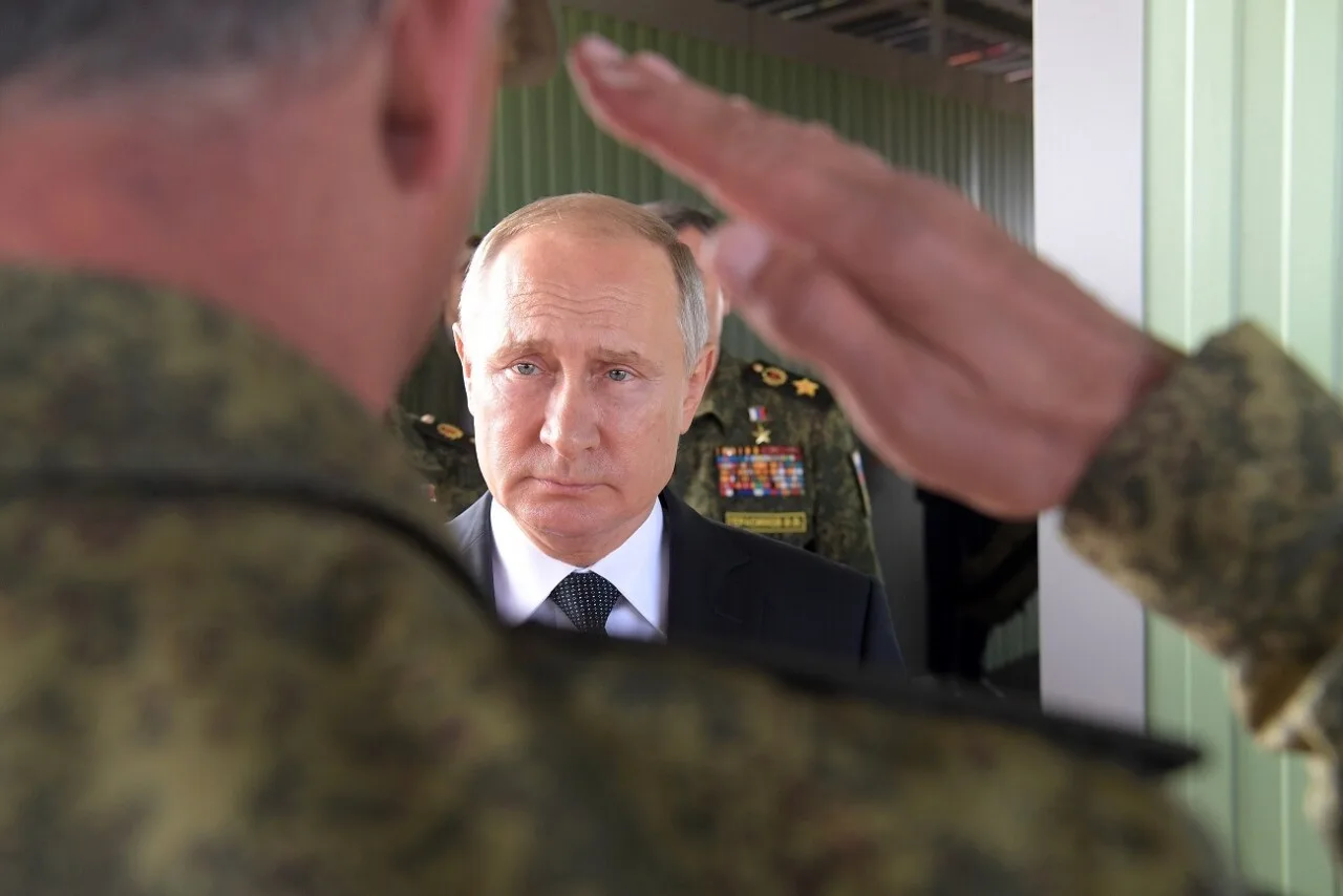 Путин: получи, фашист, гранату от советского солдата (с)