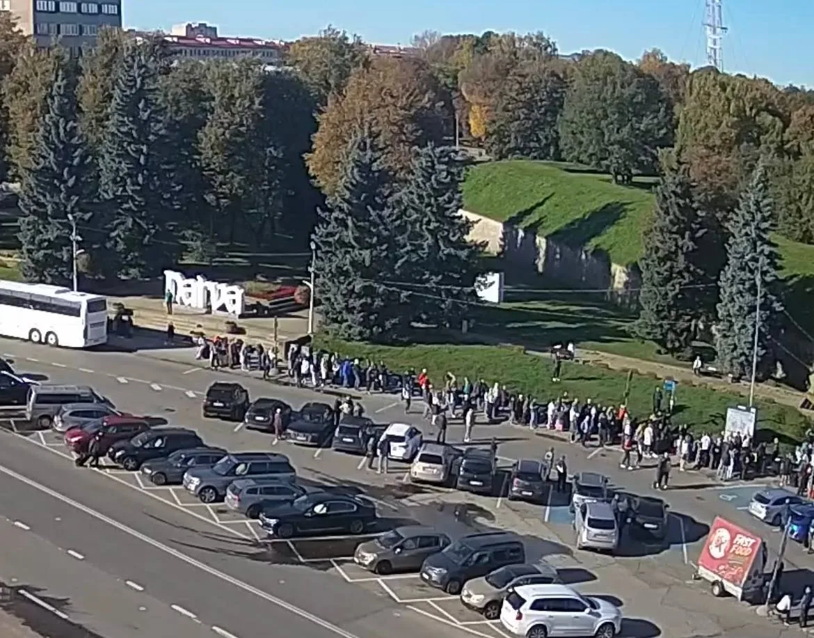 Камера - очередь из Нарвы (Эстония) в Россию https://balticlivecam.com/ru/cameras/eston...