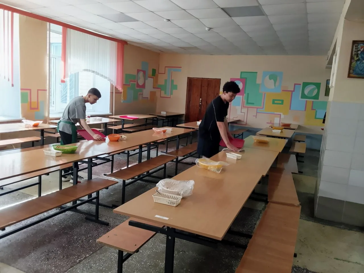 ОДИН ДЕНЬ В ТРУДОВОМ ЛАГЕРЕ

Каждый день в трудовом лагере наполнен энергией и дружеской атмосферой!