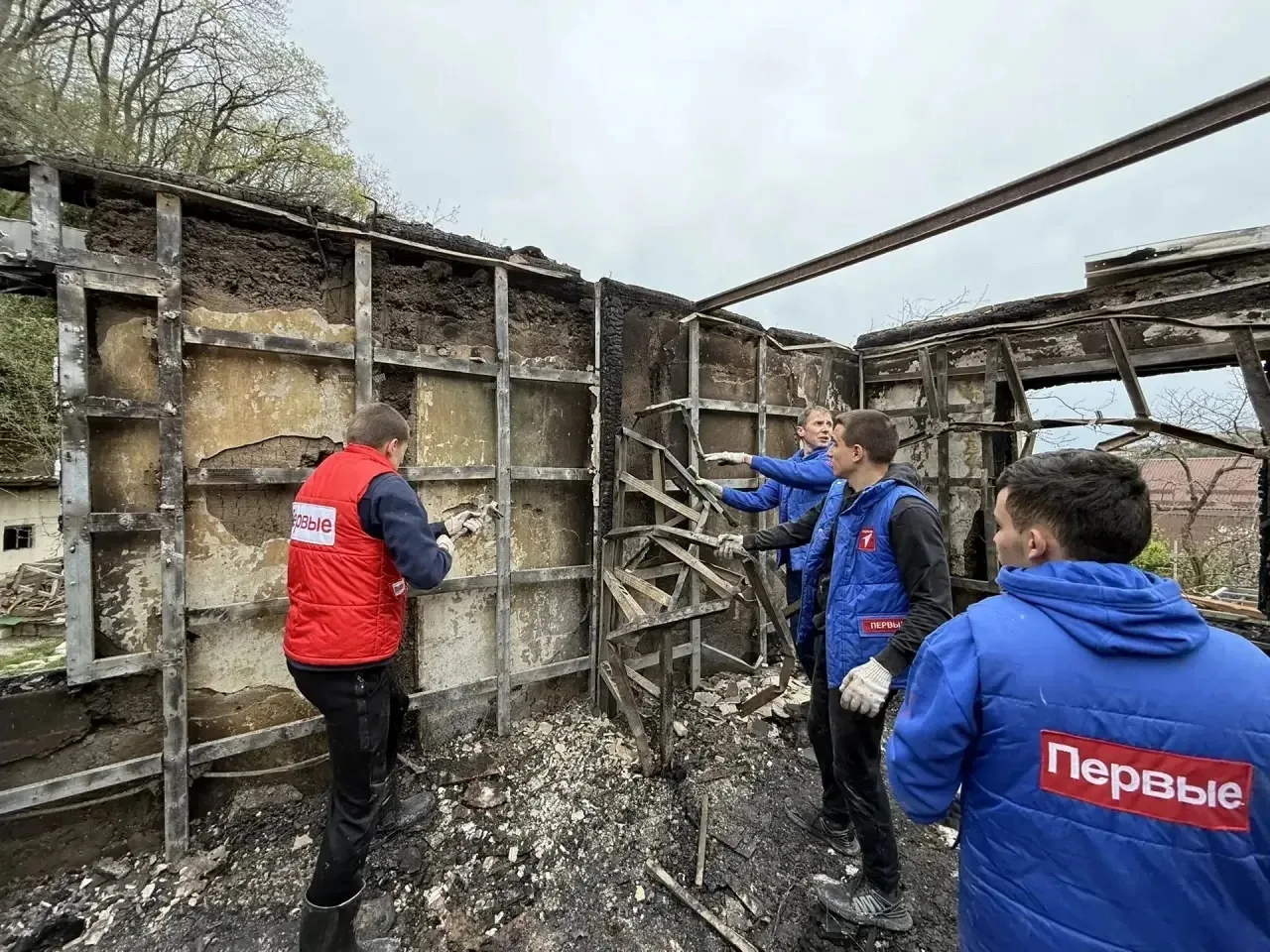 ‼ Туапсе #МЫВМЕСТЕ  Сегодня с раннего утра 100 волонтеров работают на местах ликвидации последствий 