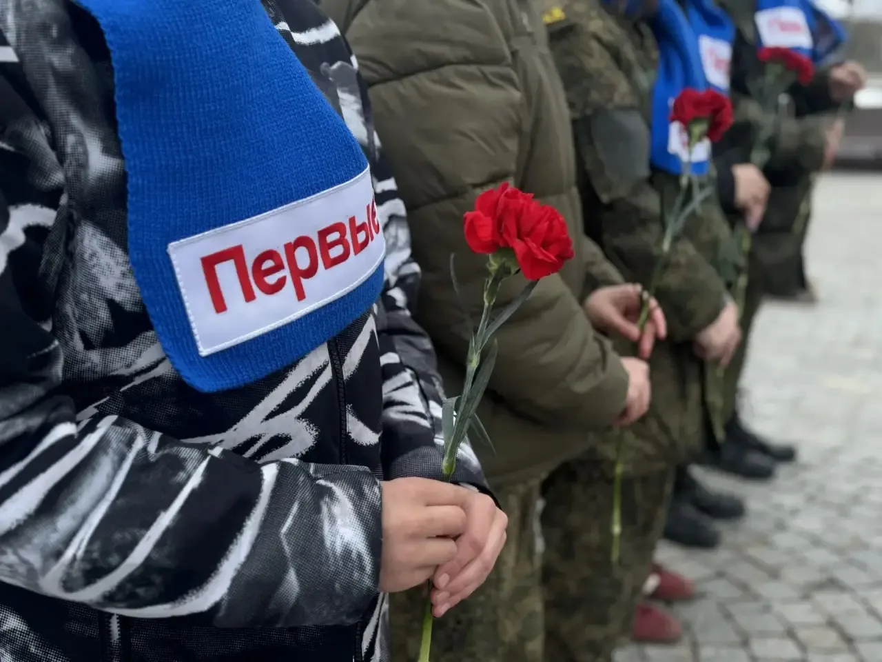 📅 В преддверии Дня Победы  Наши волонтёры из кадетских классов с гордостью приняли участие в мемориа