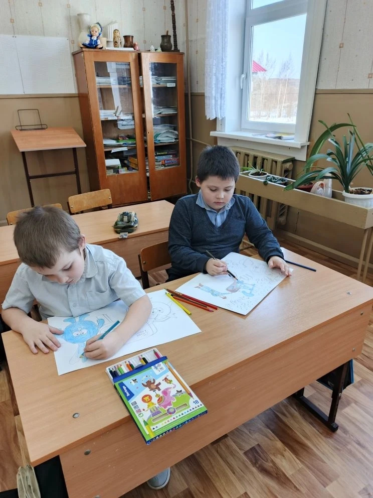 Учащиеся 2 класса готовятся к конкурсу "Мы за безопасный труд "