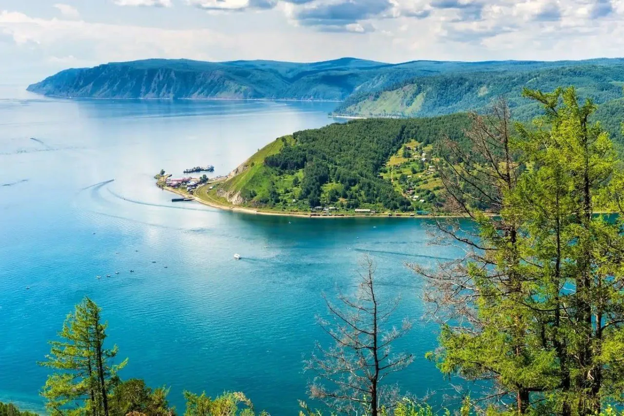 💸 Сколько стоит жить рядом с морем, озерами и горами в России?