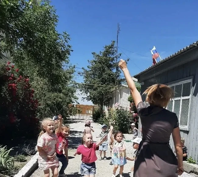 Музыкальная физминутка на свежем воздухе с детьми детского сада