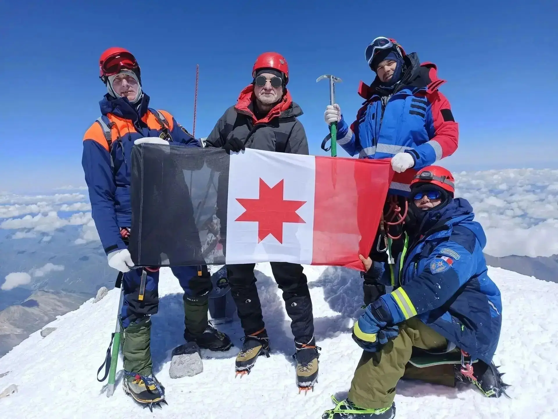 Спасатели из Удмуртии покорили Эльбрус 🏔

В экспедицию на самую высокую гору России и Европы отправ